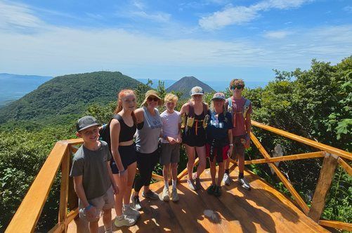 Groupe de voyageurs à un belvédère volcanique